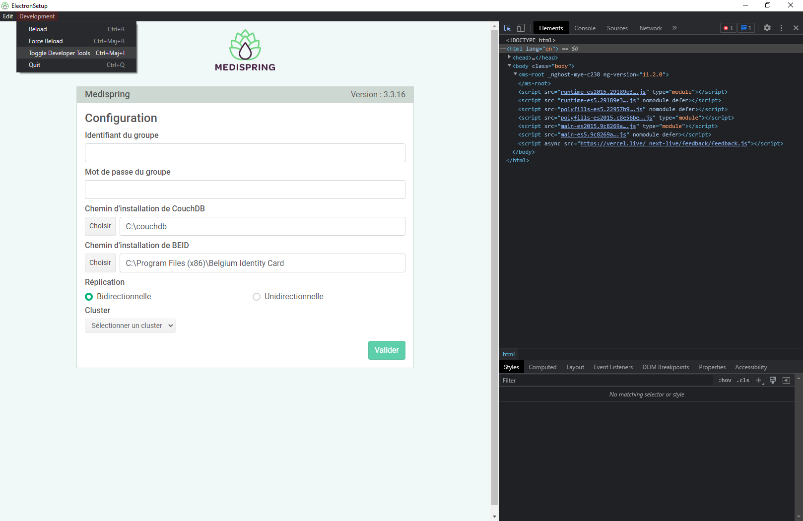 On voit sur cette capture d'écran que le titre de la fenêtre est ElectronSetup. On y voit aussi sur le dessus, à gauche le menu Edit et un menu Development qui est ouvert. L'option Toggle Developer Tools est sélectionnée. Les outils de développement ressemblent à ceux de Firefox ou de Chromium et sont affichés sur un tiers de l'image, à droite. On y voit des éléments HTML. Dans la partie principale, les deux tiers à gauche de l'image, on voit un formulaire de configuration de Medispring dont les champs Identifiant du groupe, Mot de passe du groupe, Chemin d'installation de CouchDB, Chemin d'installation de BEID et deux boutons radio à propos de la Réplication. Bidirectionnelle qui est actif ou Unidirectionnelle qui n'est pas actif. Une liste déroulante demande de sélectionner un cluster. Et le bouton Valider est vert. 