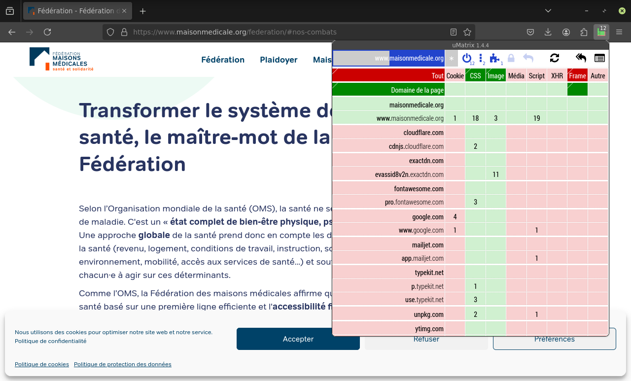 Capture d'écran affichant la page d'accueil de la Fédération des maisons médicales, sur le point «Nos Combats». En haut à droite, s'étallant sur toute la hauteur de la partie visible de la page, l'extention uMatrix affiche une longue liste d'appels externe au domaine visité, tels que cloudflare, fontawesome, mailjet, google, typekit et j'en passe. Des appels de contenus tels que des images, du css, des cookies et des javascripts.